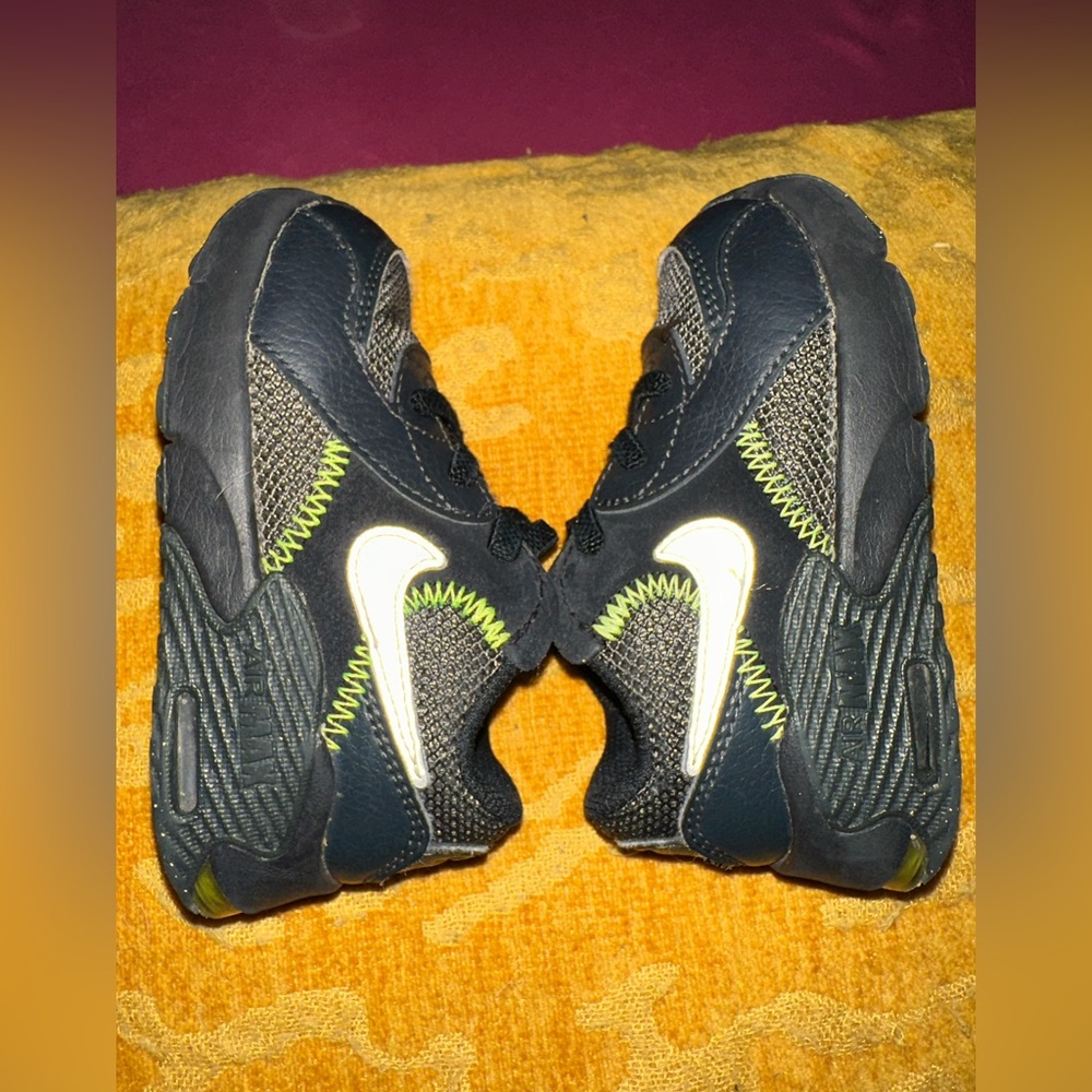 Toddler Nike air sneakers 6c